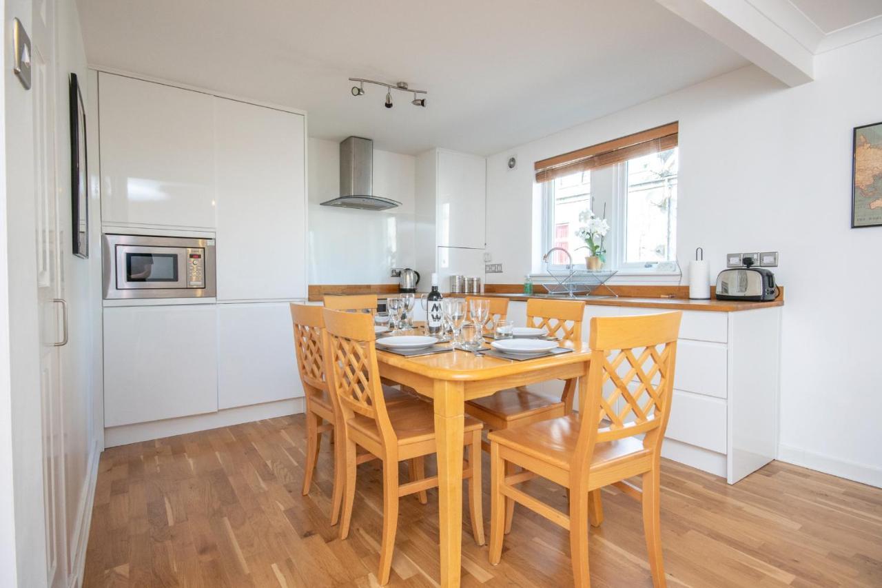 Dwellcome Home Ltd 2 King Beds West End Apt, Half Mile To Union Street Yet Quiet, Free Allocated Parking Space At Rear Entrance & Fast Wifi, Ideal For Long Term Contractor, Corporate, Etc Stays, Regular Housekeeping Option - See Our Site For Assuranc Абердин Экстерьер фото