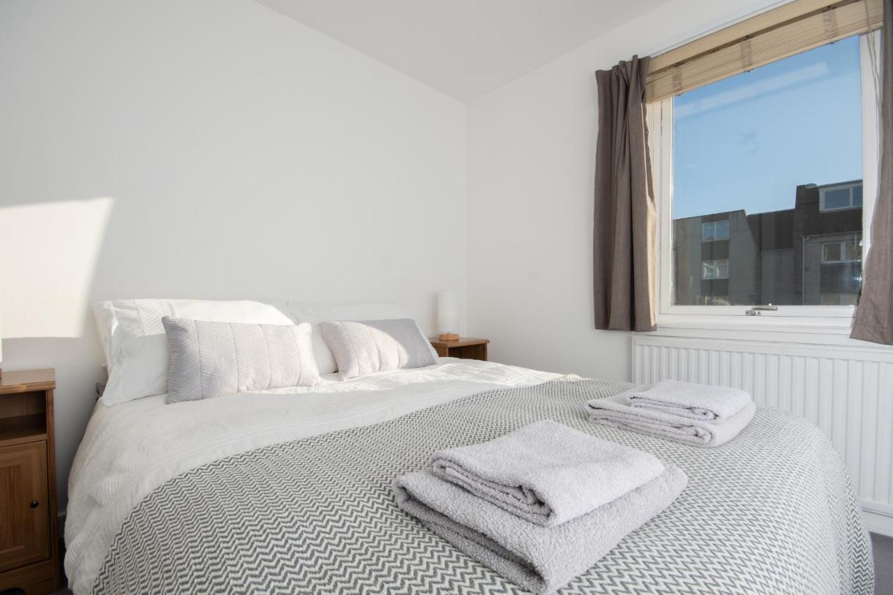 Dwellcome Home Ltd 2 King Beds West End Apt, Half Mile To Union Street Yet Quiet, Free Allocated Parking Space At Rear Entrance & Fast Wifi, Ideal For Long Term Contractor, Corporate, Etc Stays, Regular Housekeeping Option - See Our Site For Assuranc Абердин Экстерьер фото